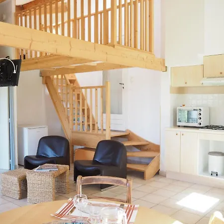 Pretty House With Private Garden, Holiday home Apt